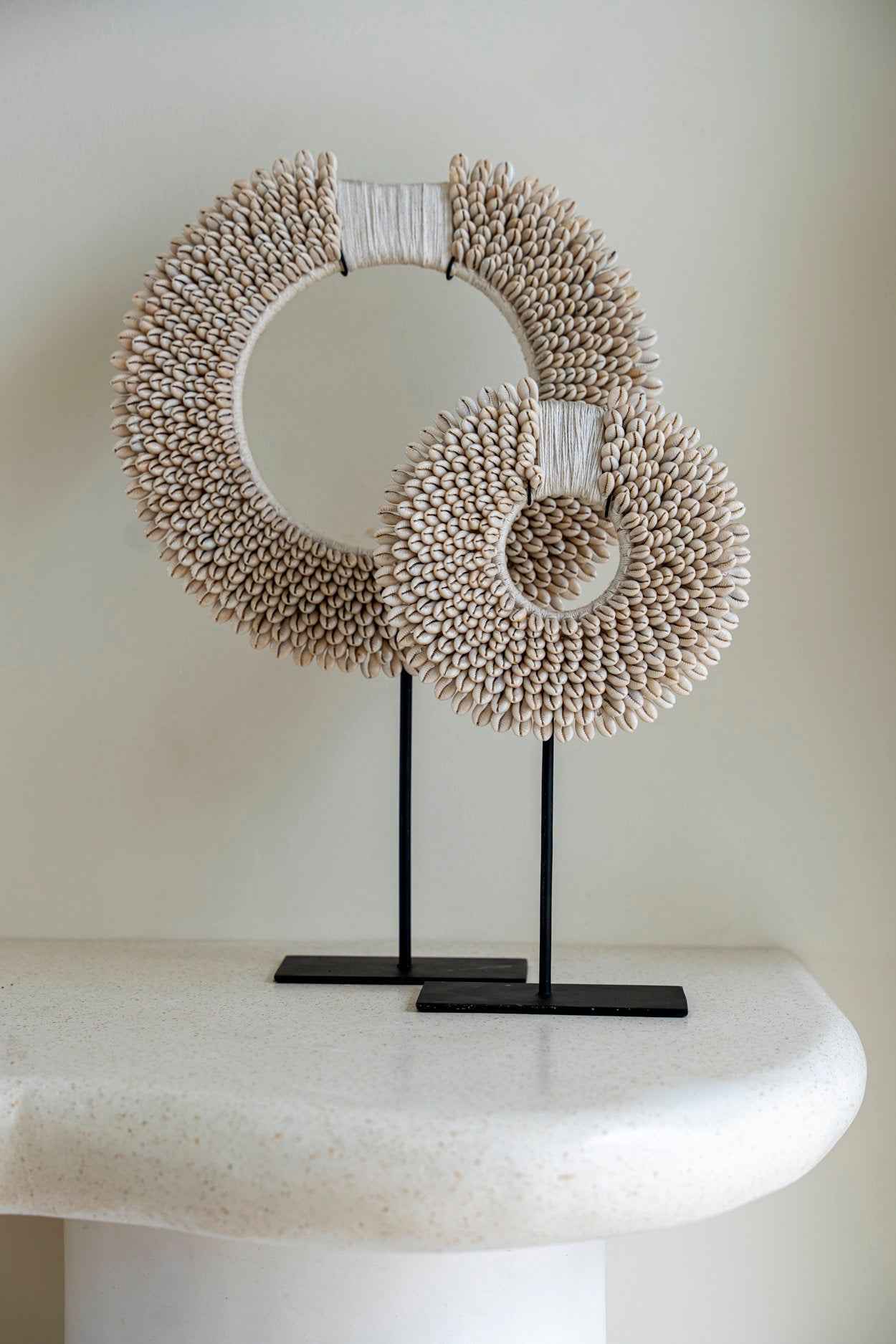 The Papua Shell Disc on Stand - White - S - Bambuá