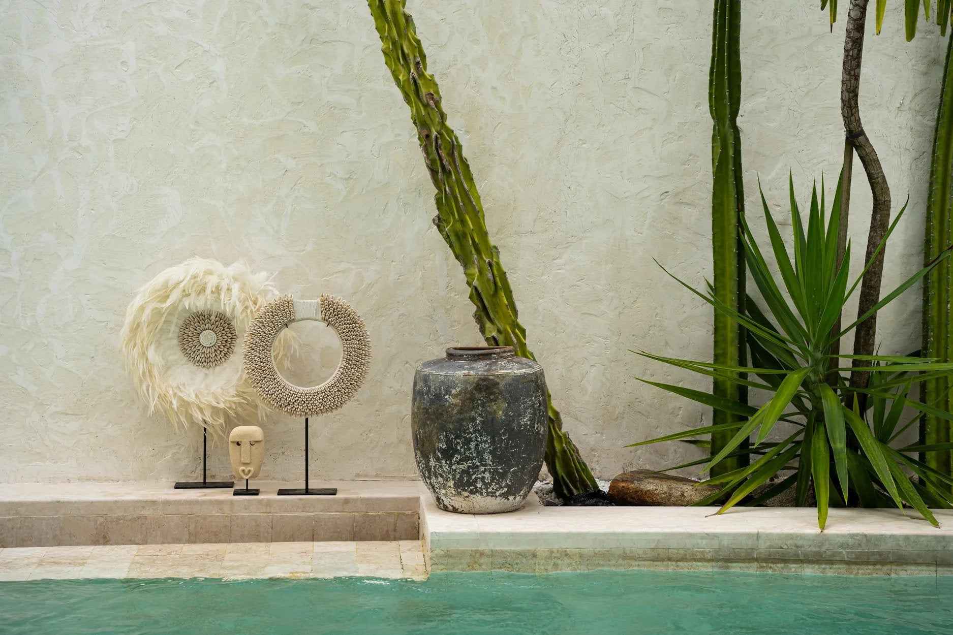 The Papua Shell Disc on Stand - White - M - Bambuá