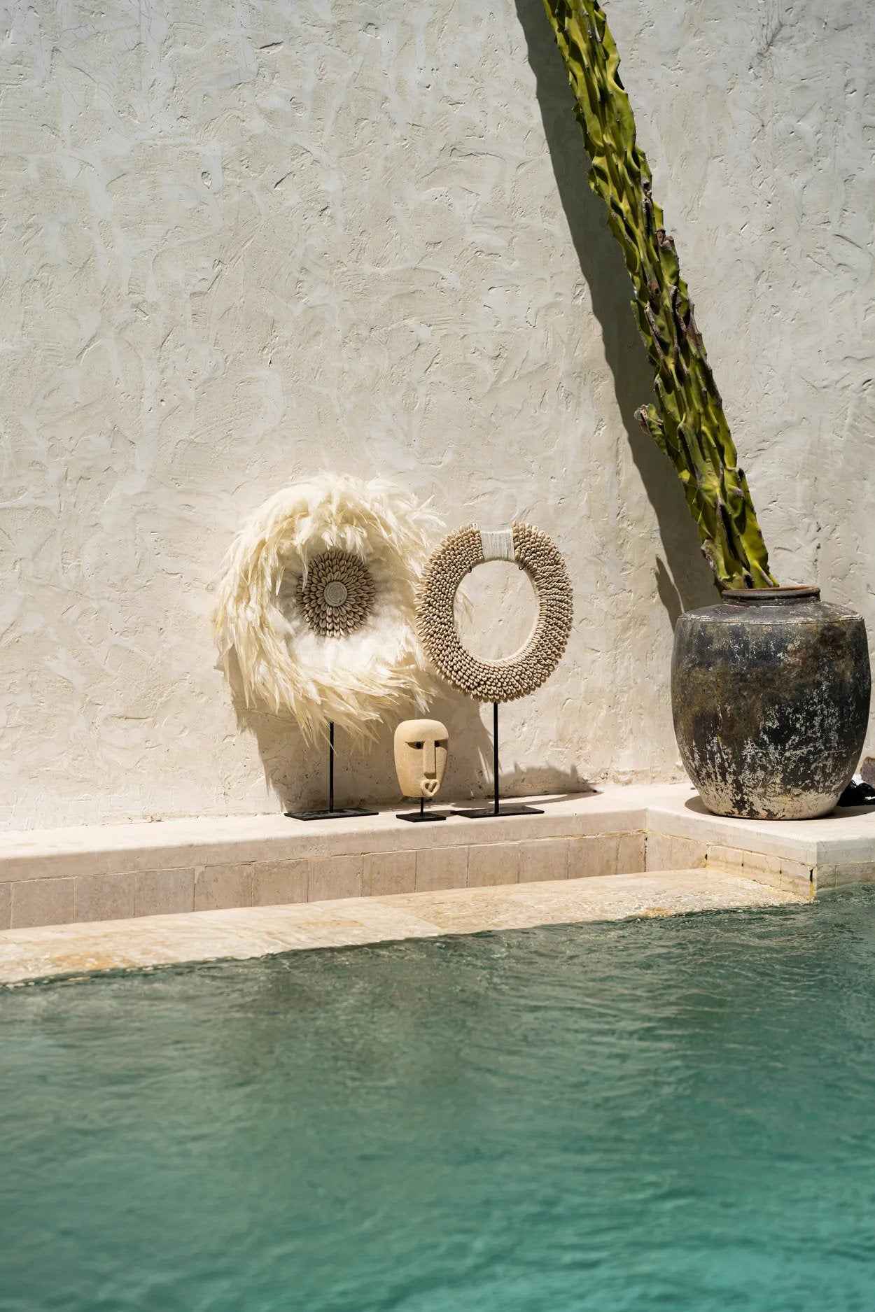 The Papua Shell Disc on Stand - White - M - Bambuá
