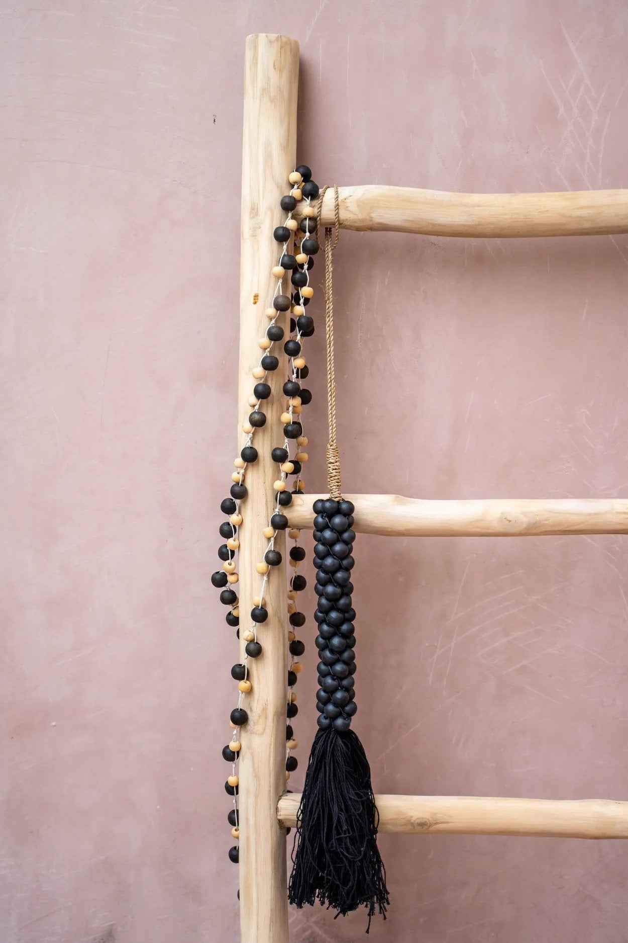 The Wooden Beads with Cotton Tassel - Black - Bambuá