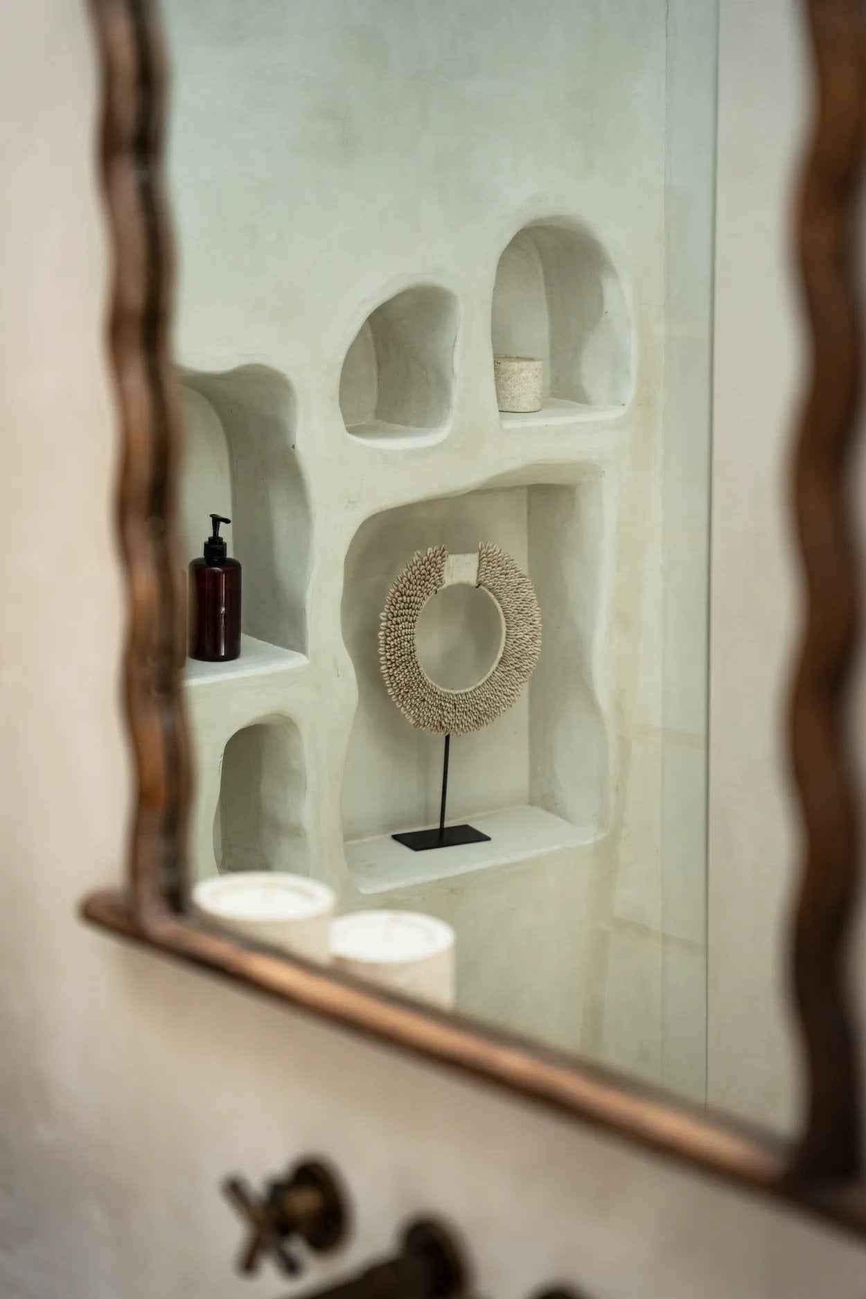 The Papua Shell Disc on Stand - White - M - Bambuá