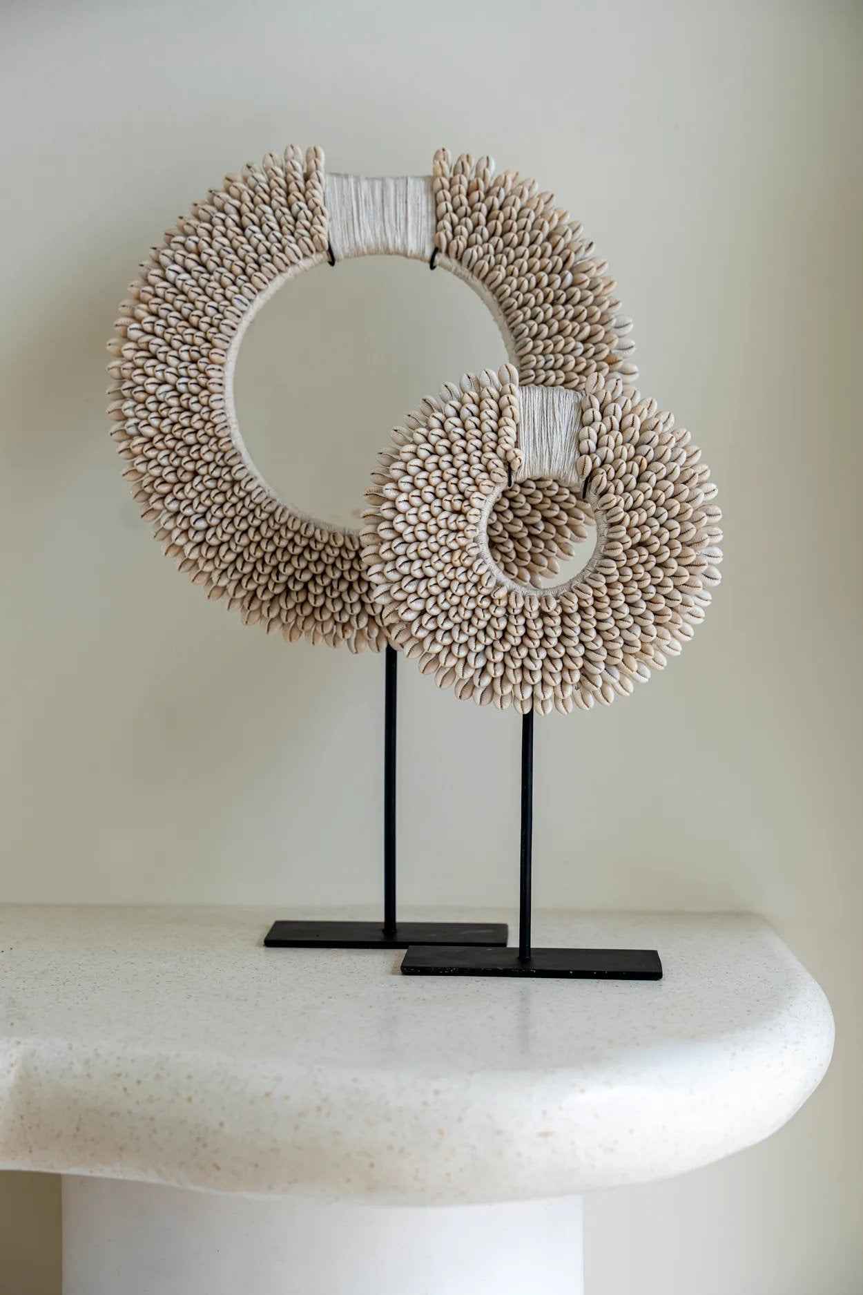 The Papua Shell Disc on Stand - White - M - Bambuá