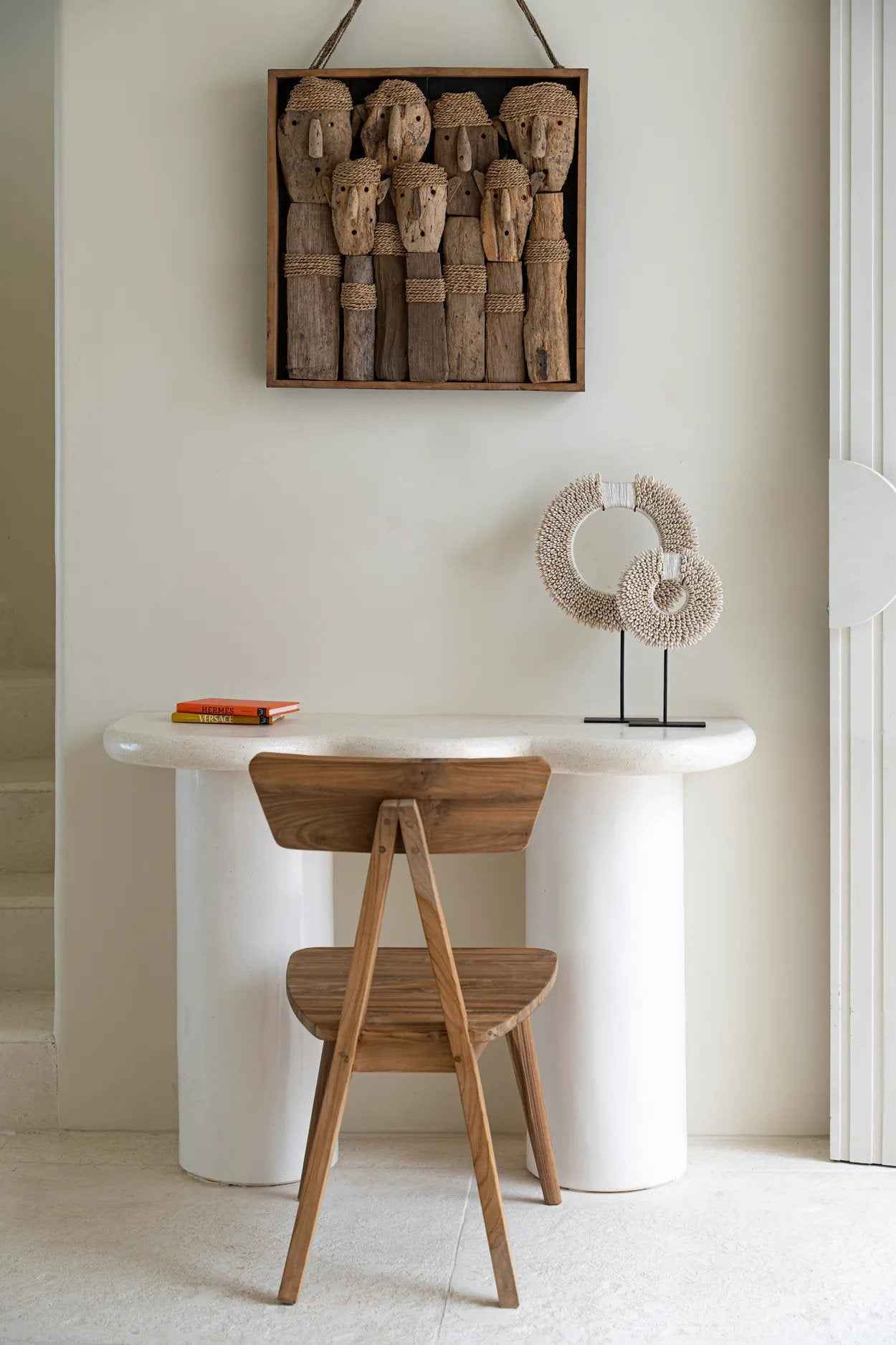 The Papua Shell Disc on Stand - White - M - Bambuá
