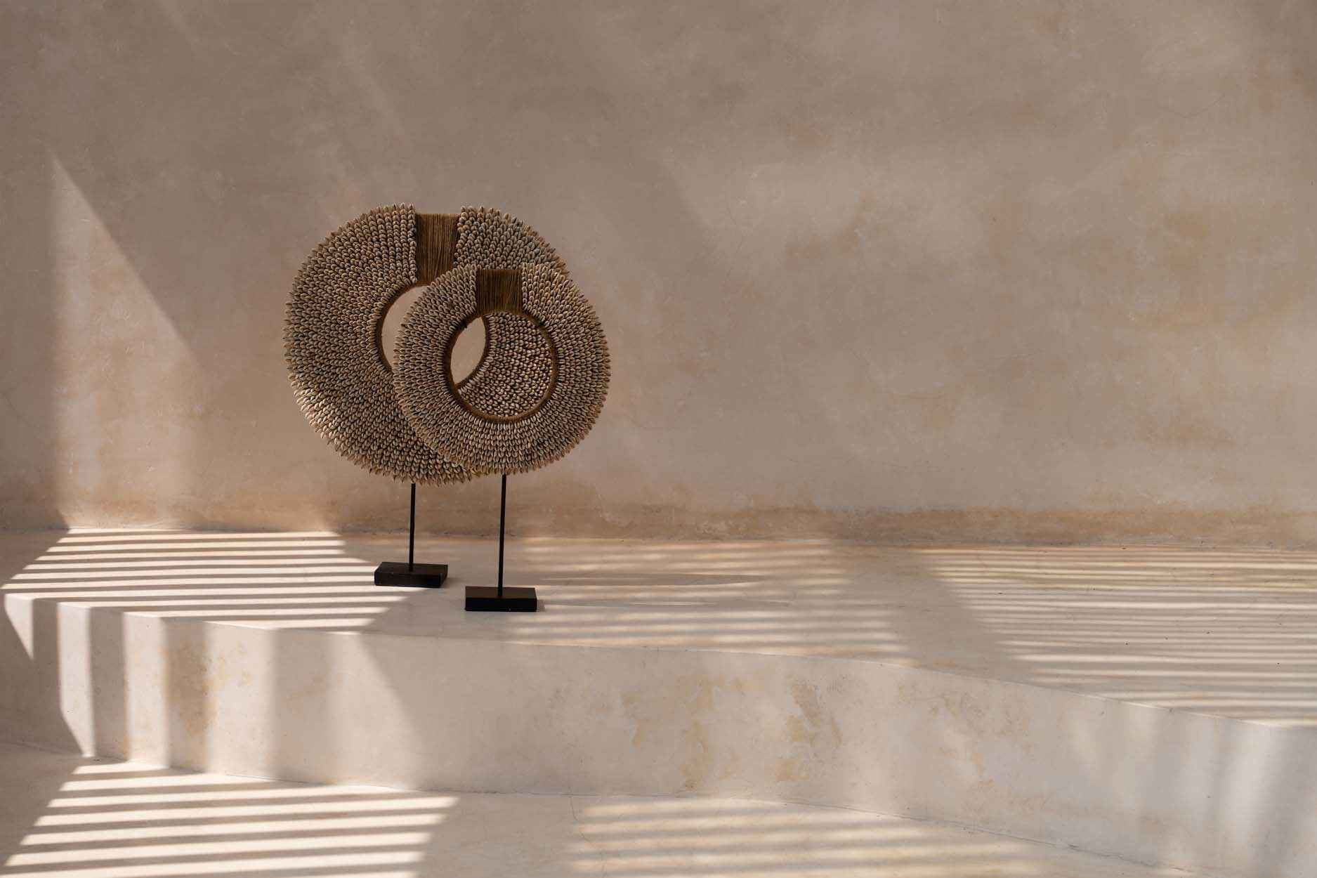 the-shell-reunion-on-stand-natural