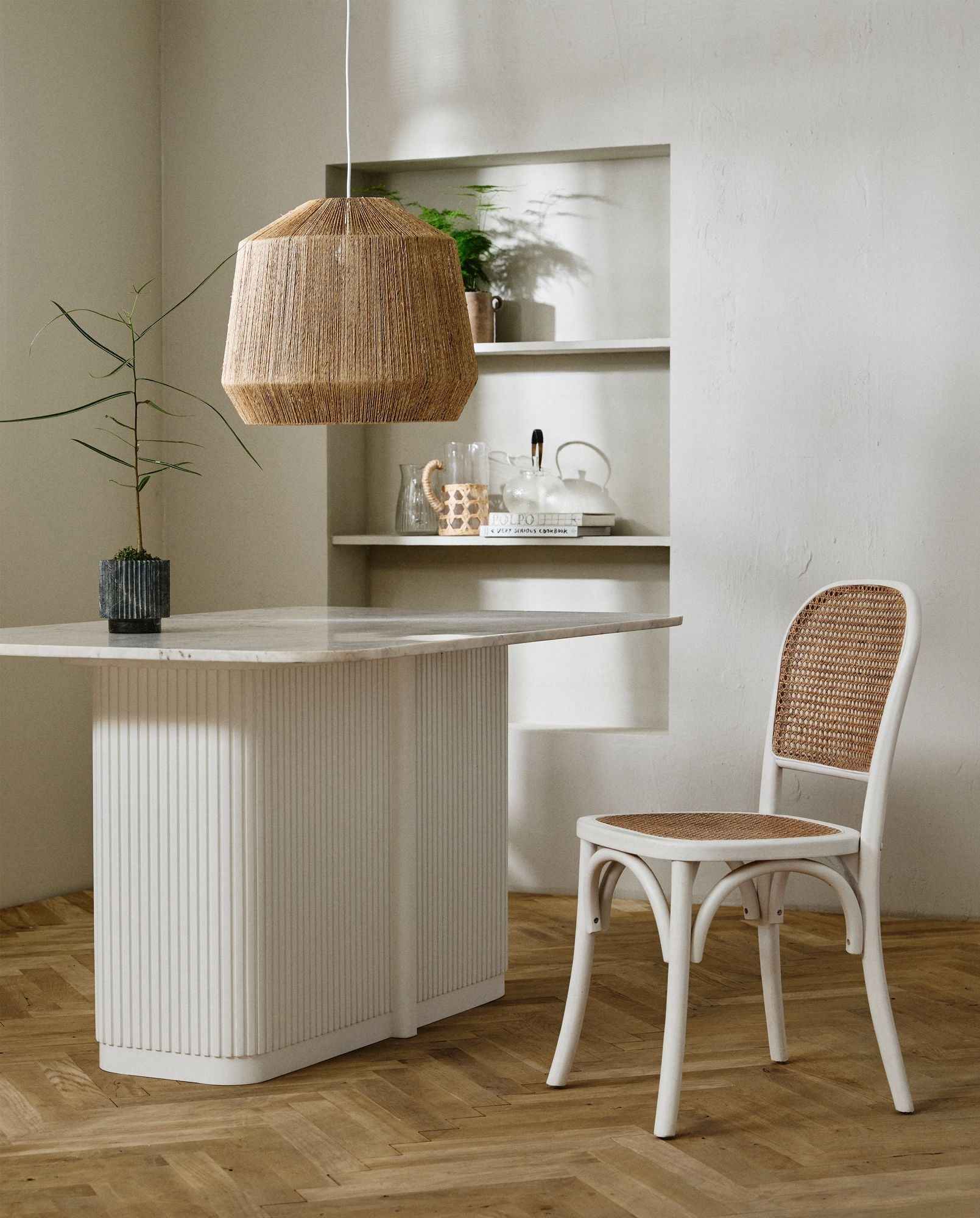 ERISO dining table - Ivory nature marble tabletop - Bambuá