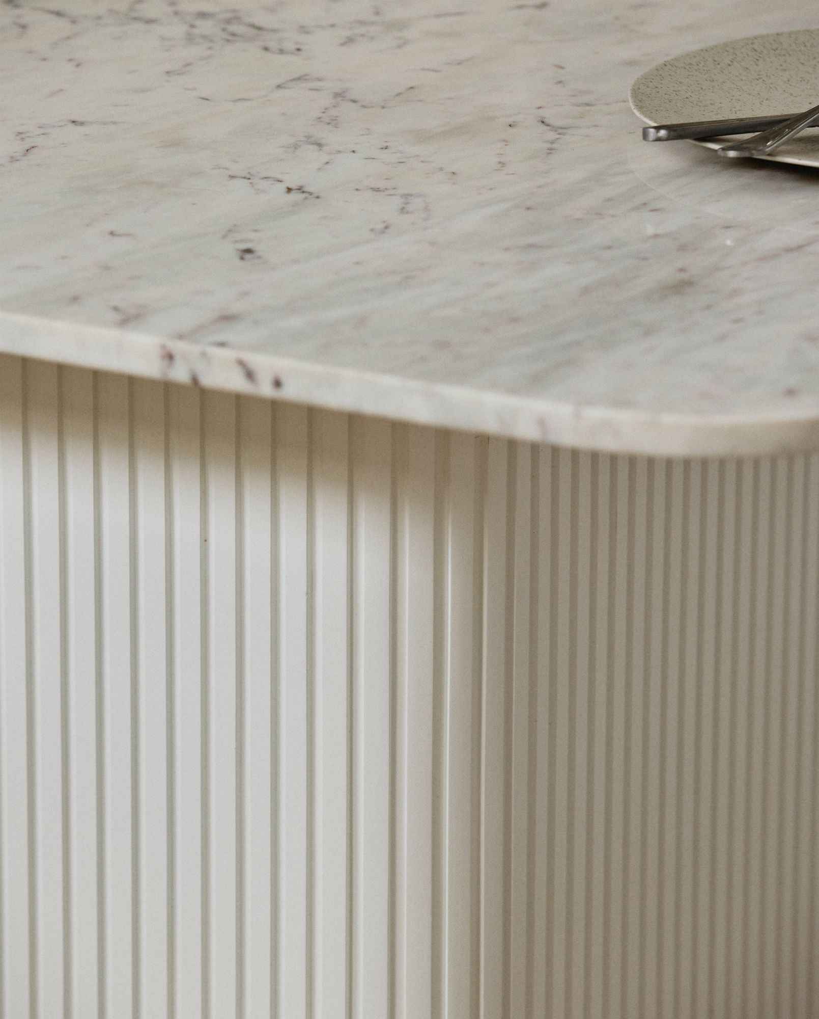 ERISO dining table - Ivory nature marble tabletop - Bambuá