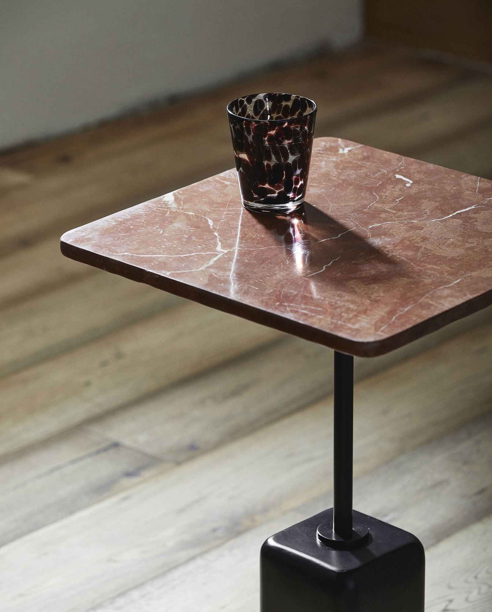 CHAO side table, marble - rust - Bambuá