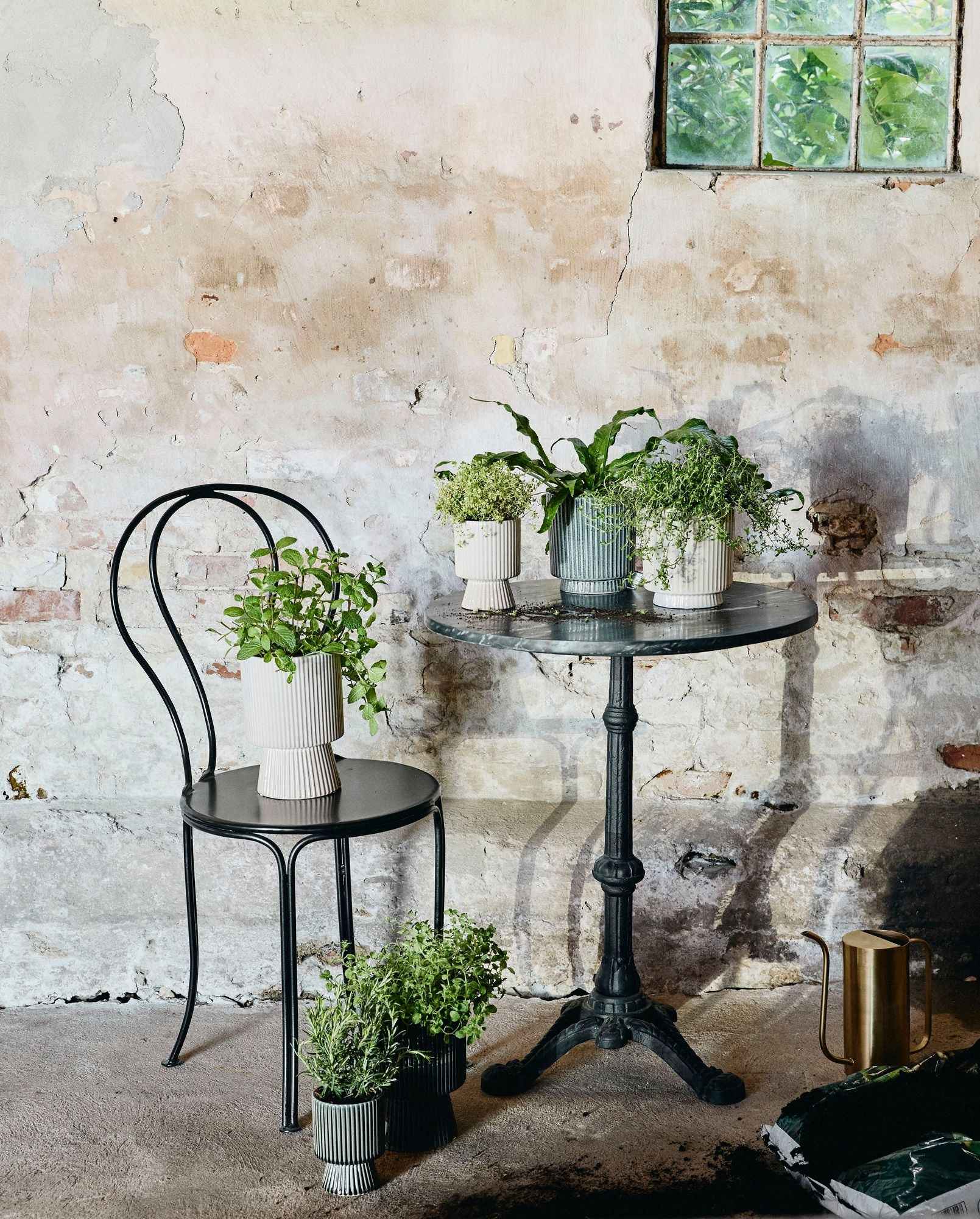 Café table - black marble, round w/iron