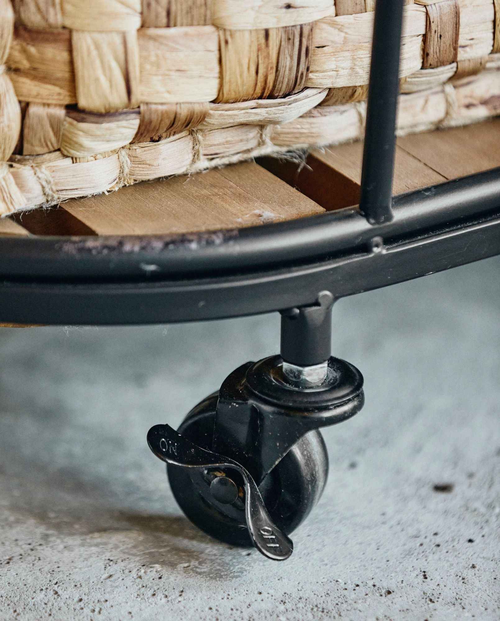 DOWNTOWN basket on wheels - black