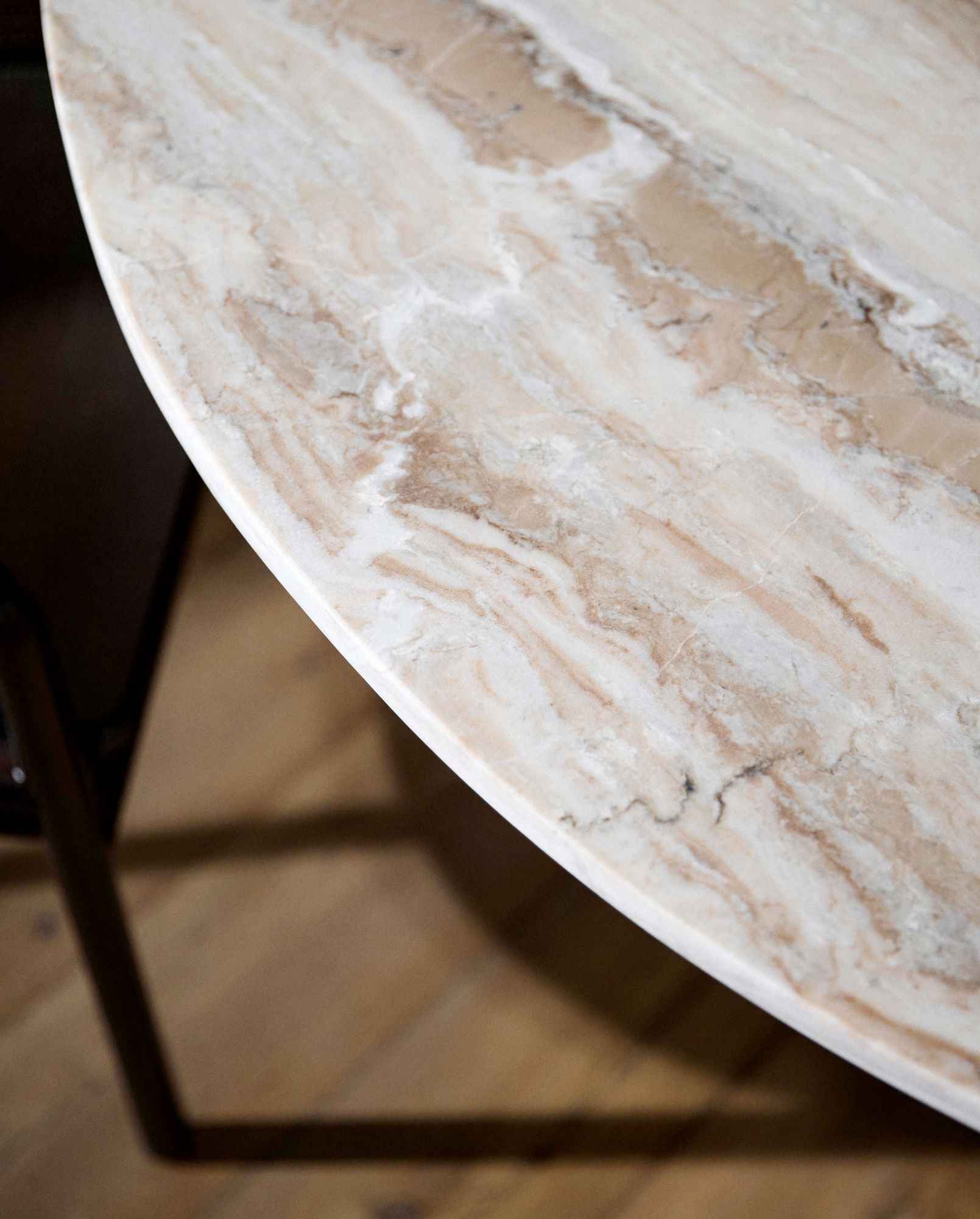 ERIE round dining table wood finish w. Ivory nature marble tabletop - Bambuá