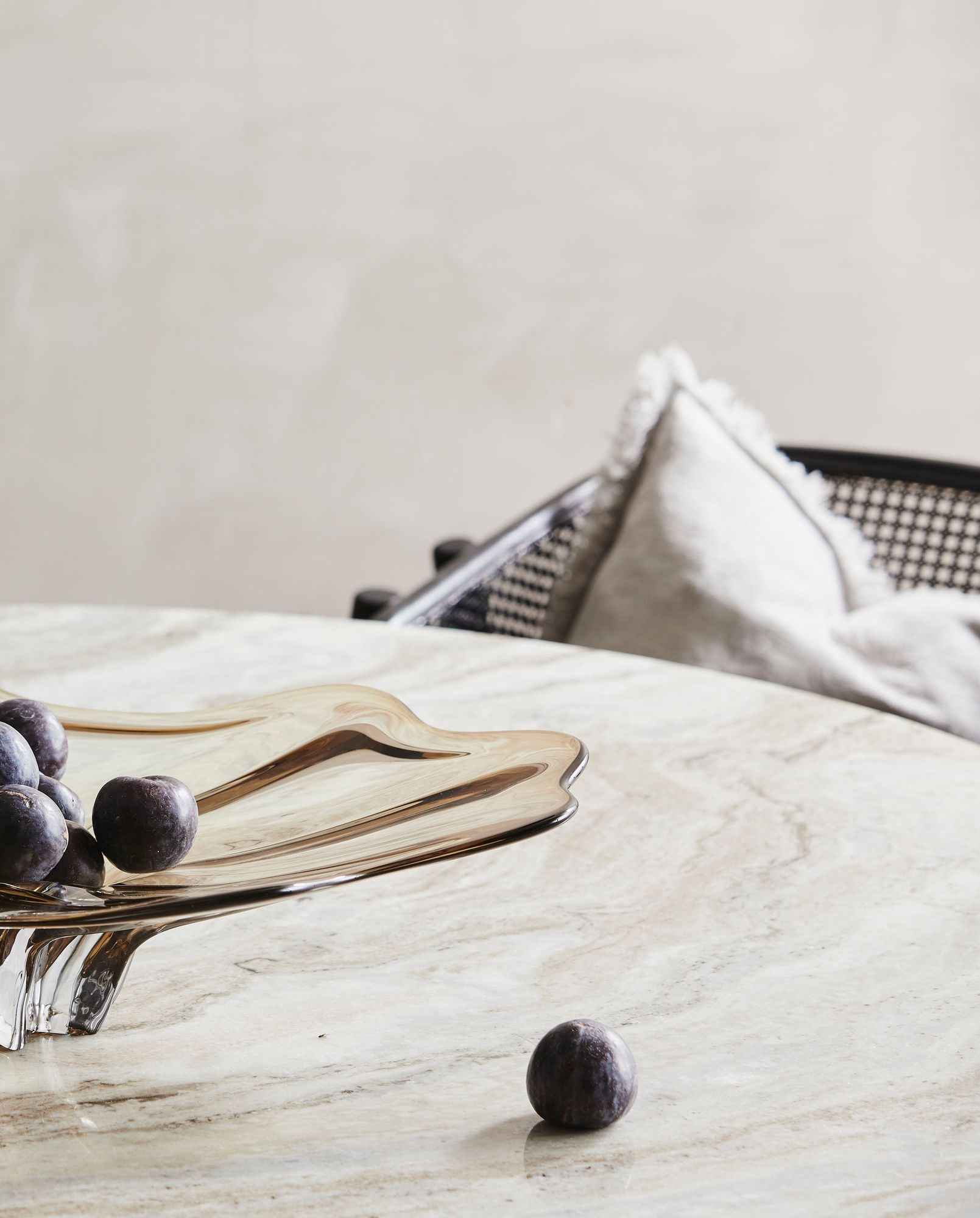ERIE round dining table - Ivory nature marble tabletop - Bambuá