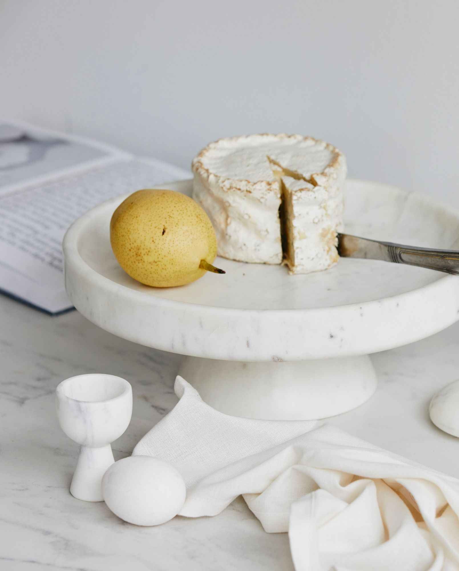 IMATRA dish on base, white marble - Bambuá