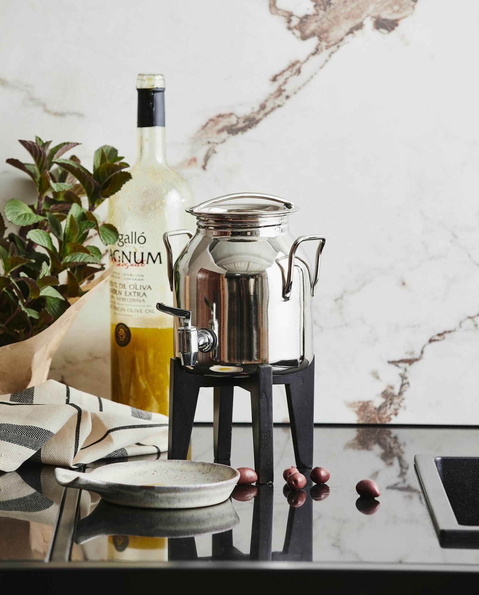 FATALI, olive oil container w/black base