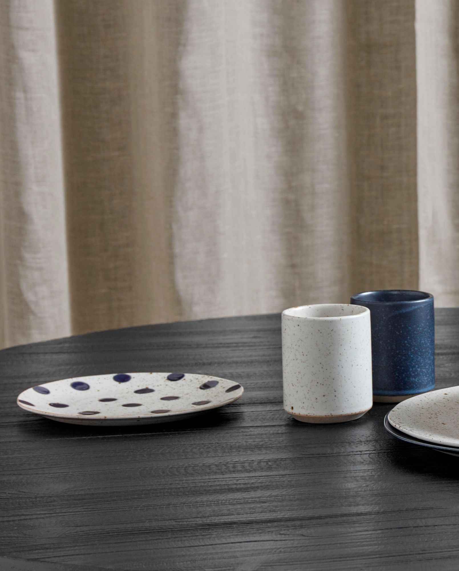 GRAINY dot plate, S, sand/dark blue