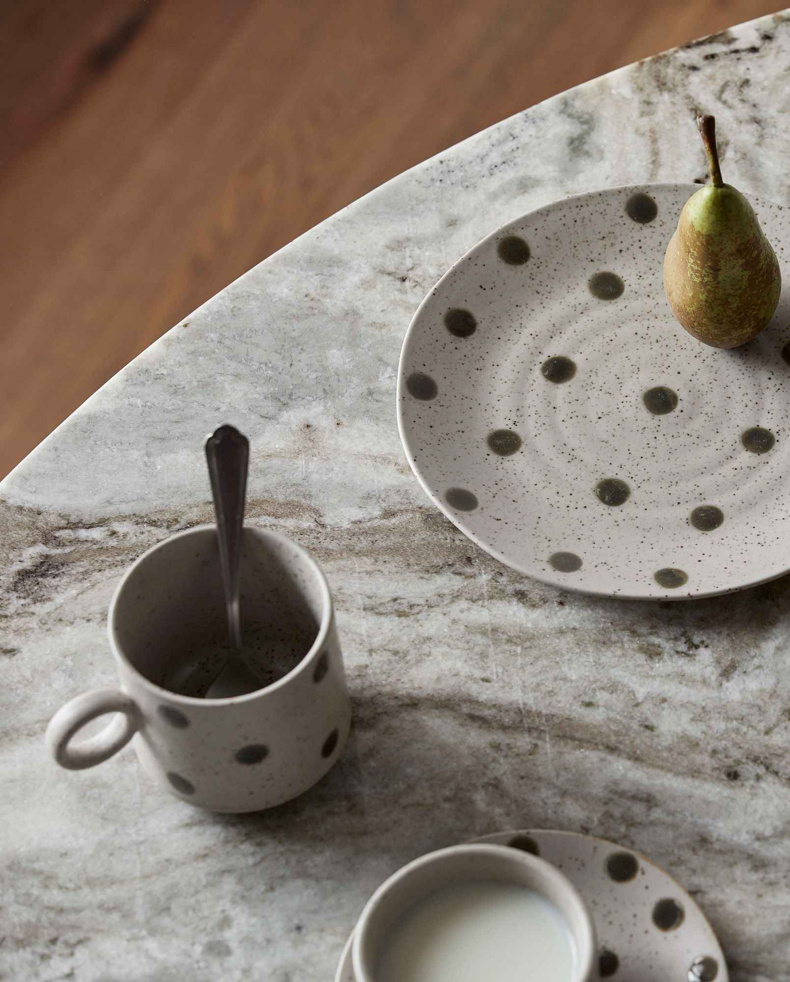 GRAINY dot cup w. handle, sand/green