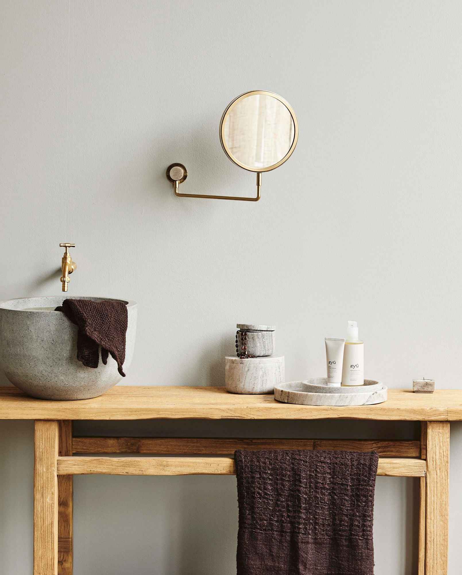 TESIA wall mirror - golden finish - Bambuá
