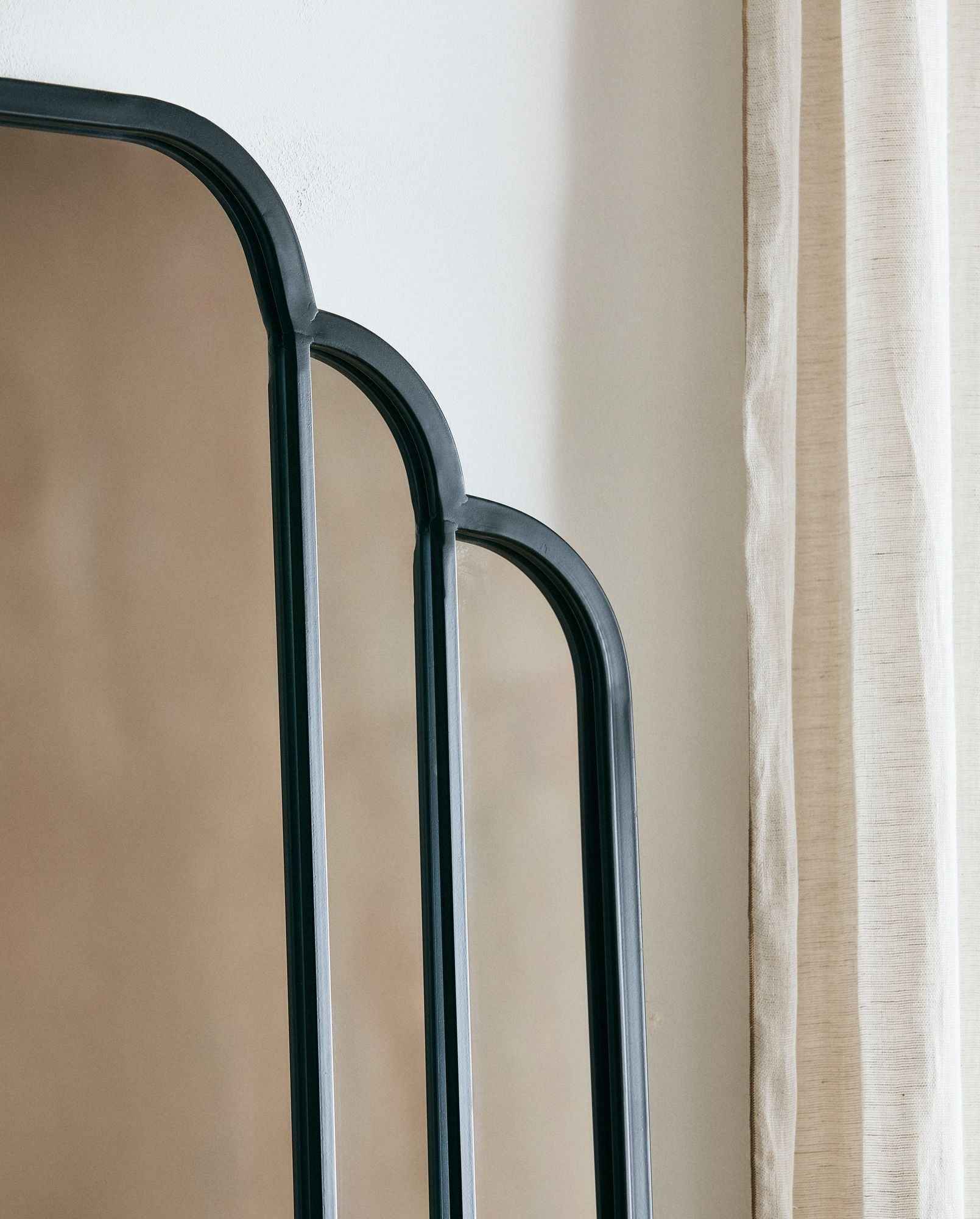 SKYLARK Iron wall mirror - black - Bambuá