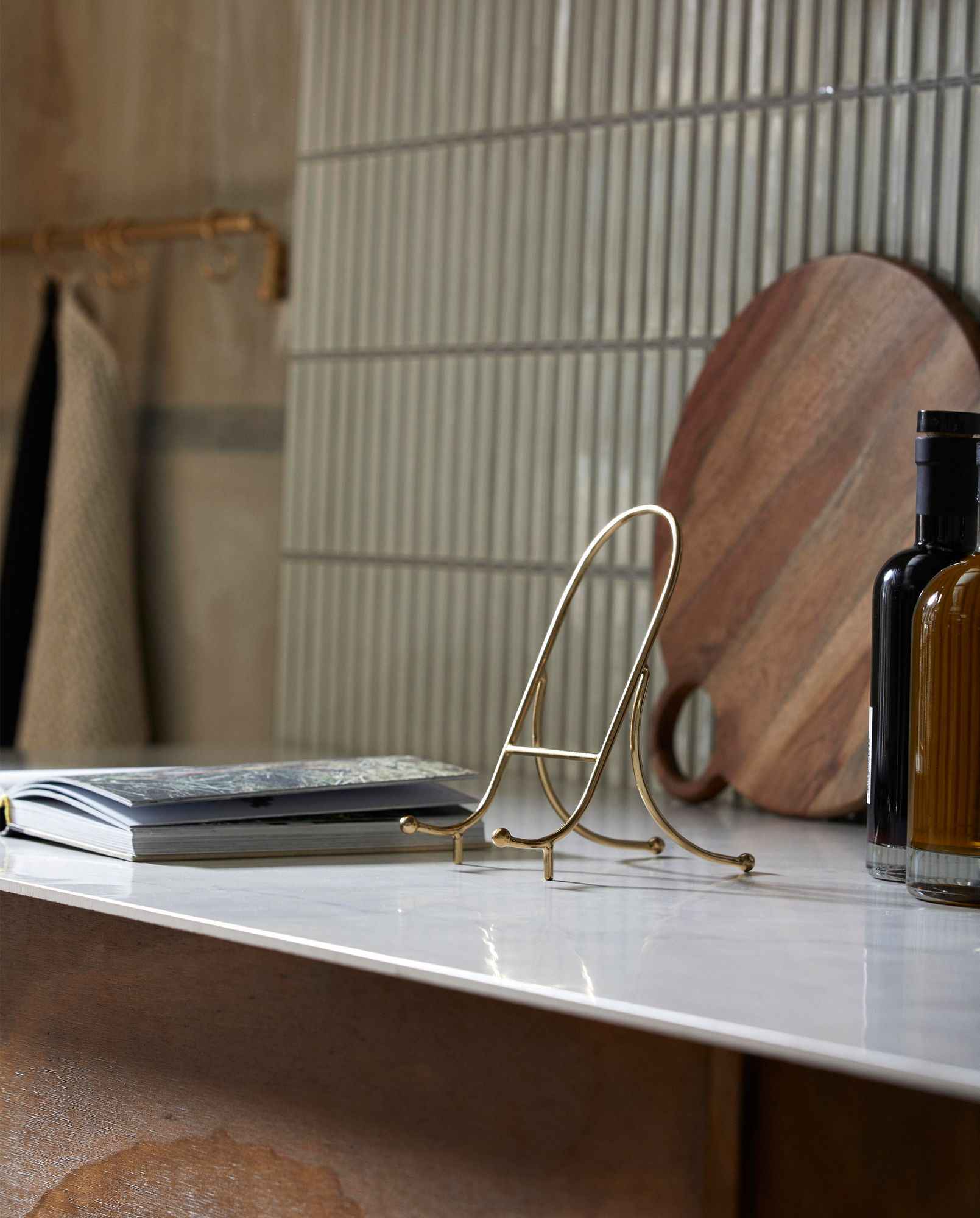 FAILA book stand, iron - golden finish - Bambuá