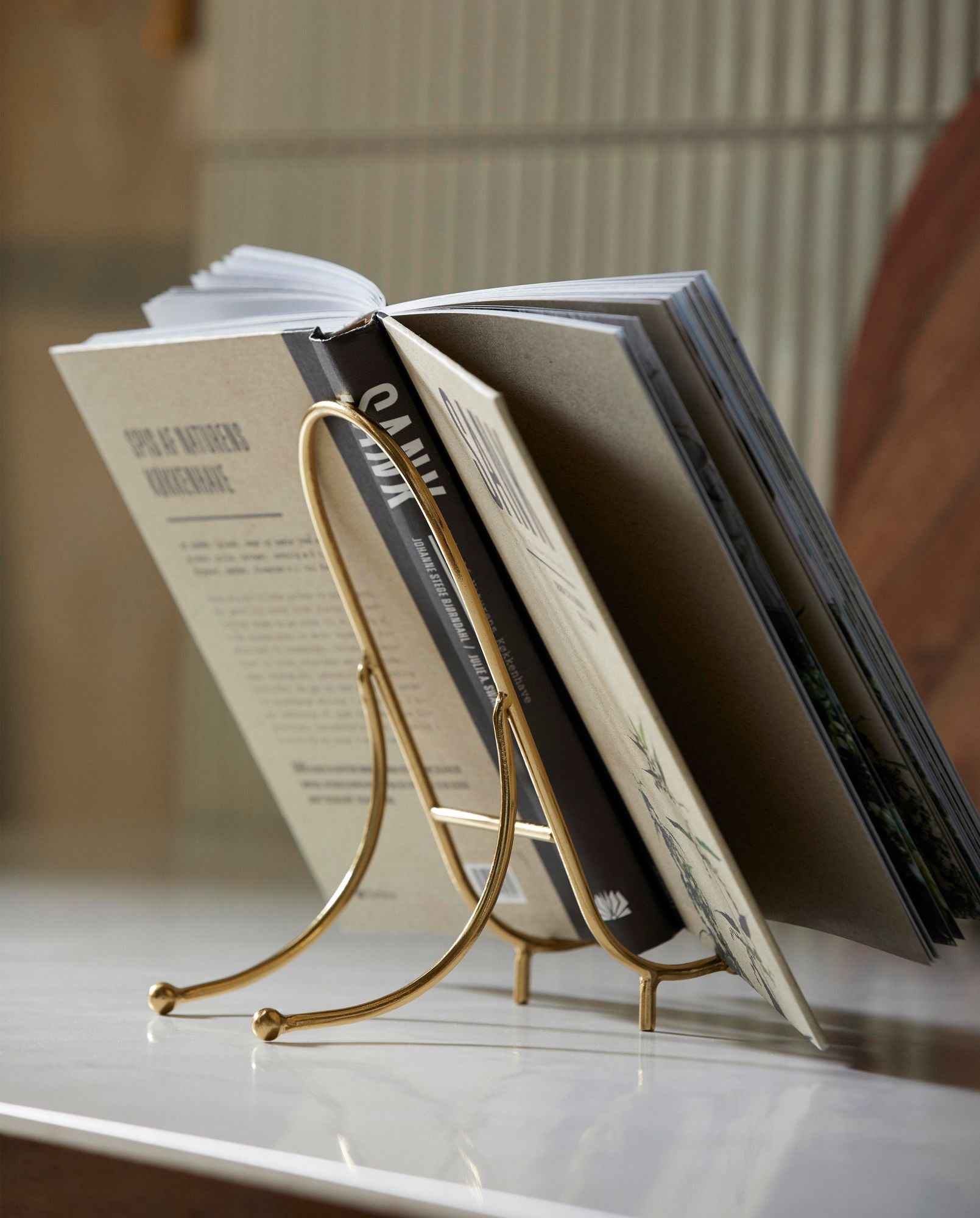 FAILA book stand, iron - golden finish - Bambuá