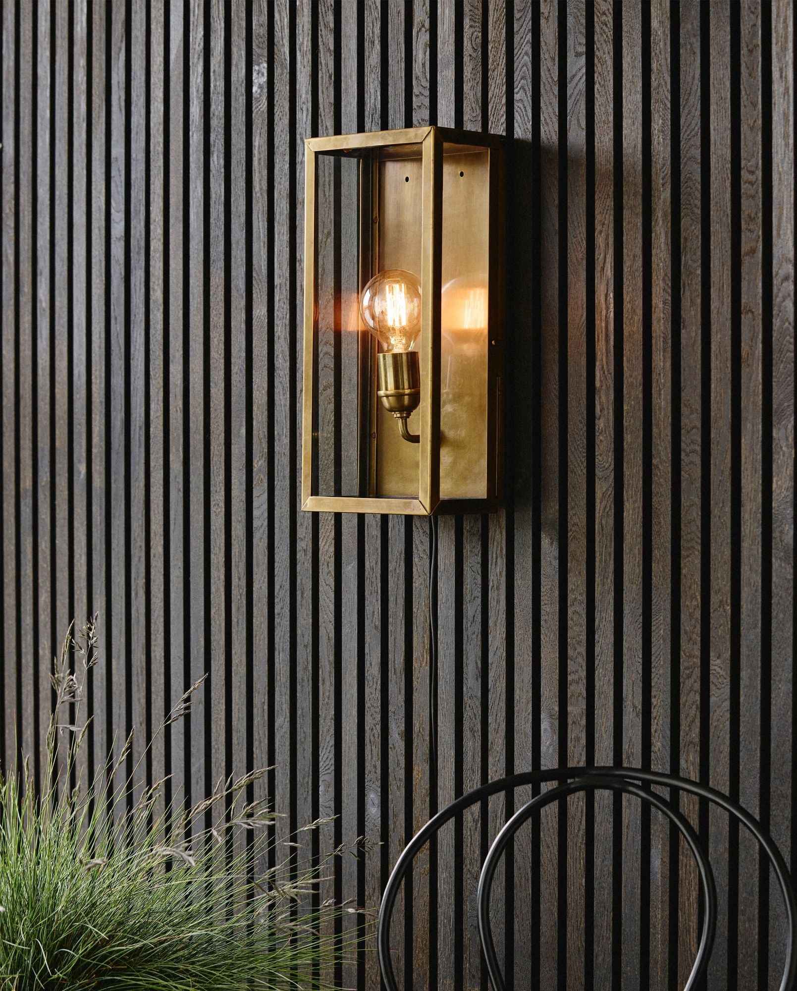 EOS wall lamp, outdoor - brass - Bambuá