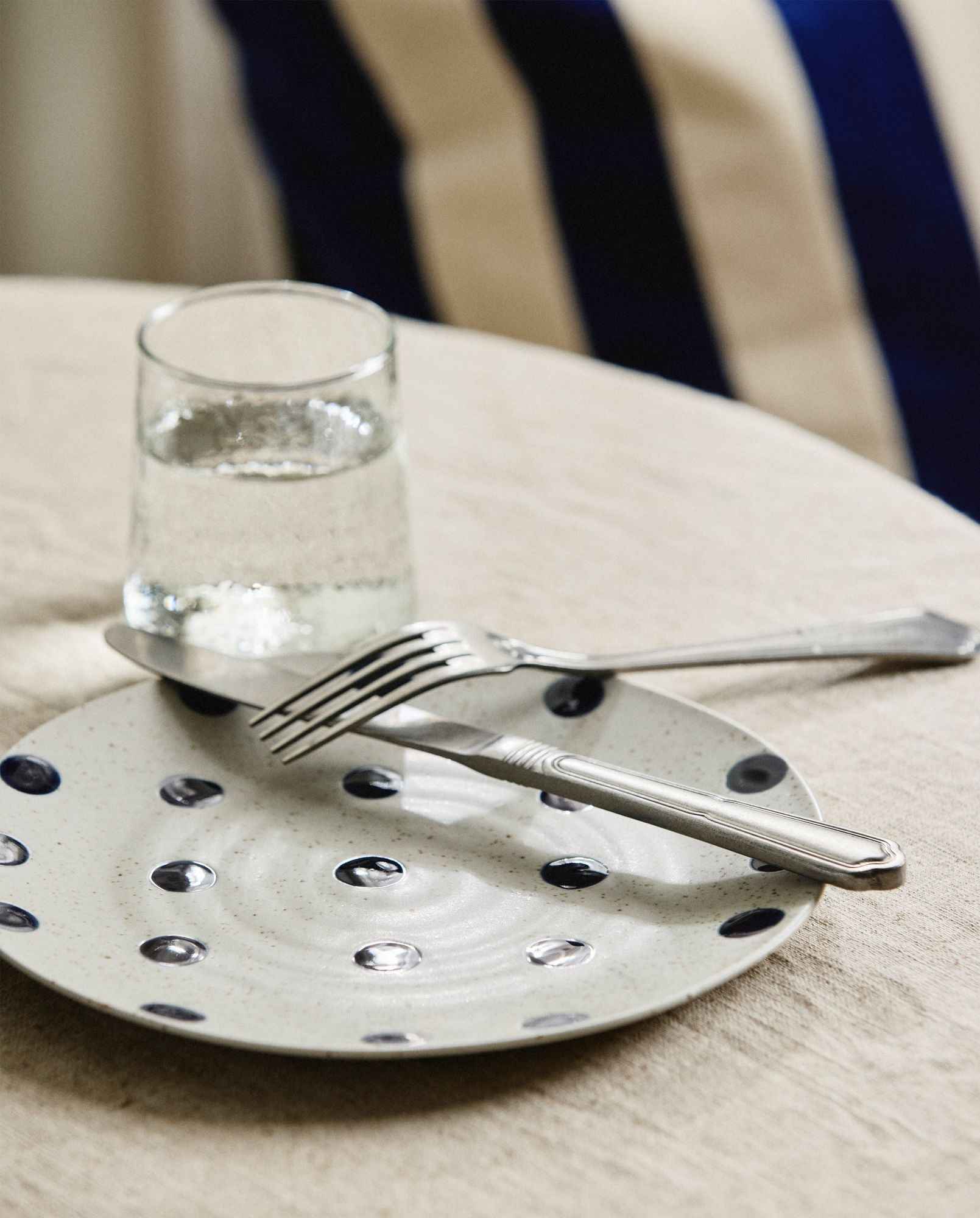 GRAINY dot plate, S, sand/dark blue