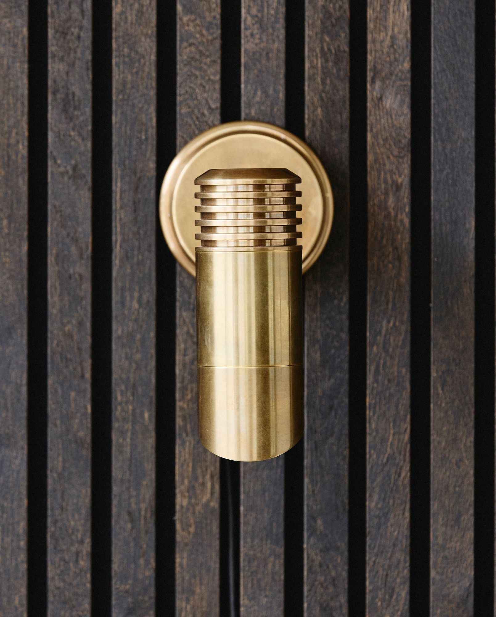 BRAGI wall lamp, outdoor - brass - Bambuá