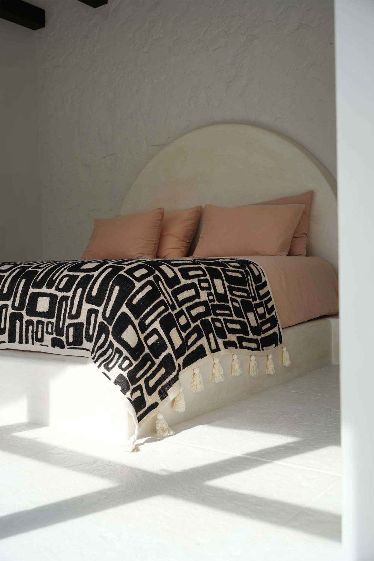 The Aztec Bed Throw - Natural Black - Bambuá