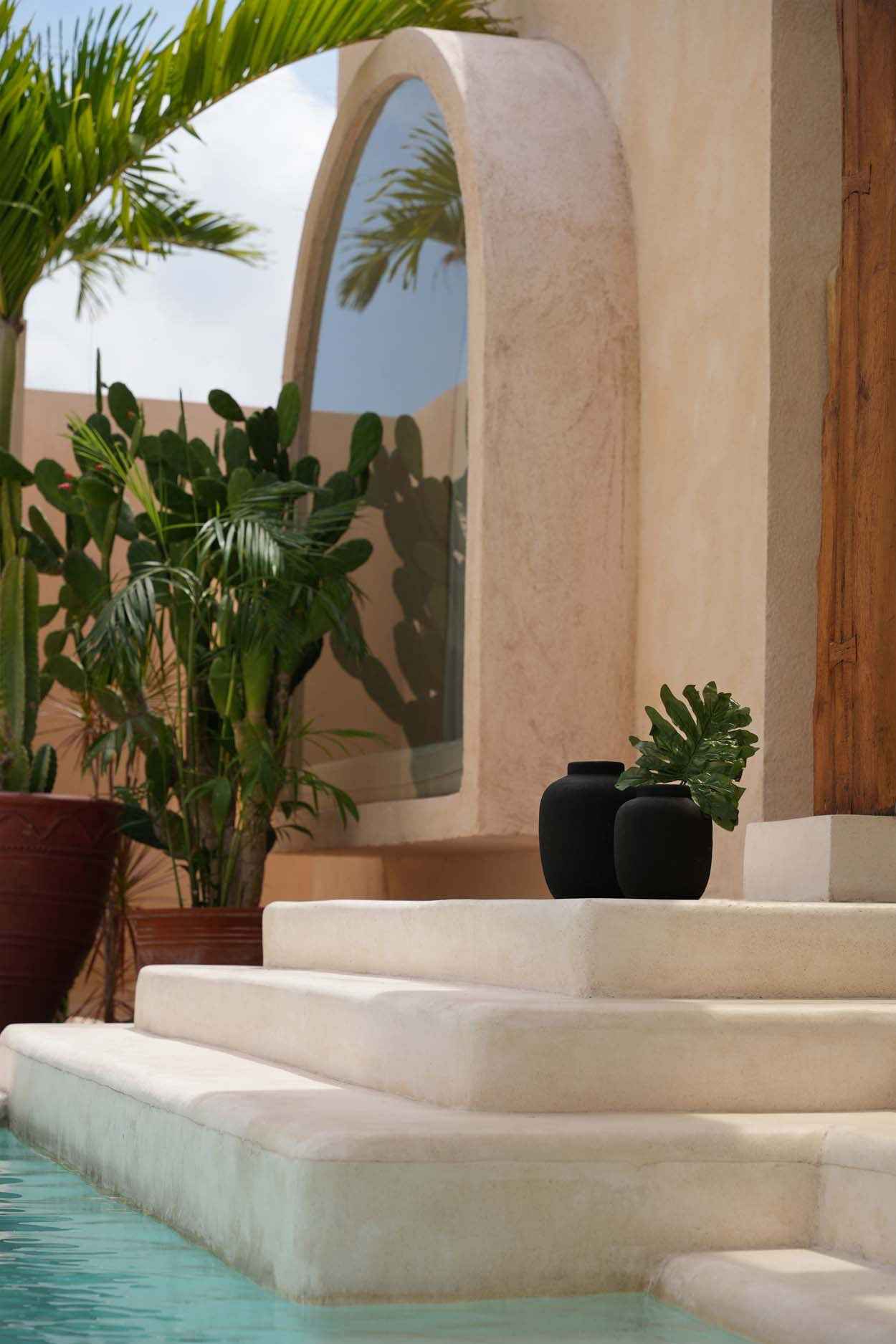 the-peaky-vase-black-l