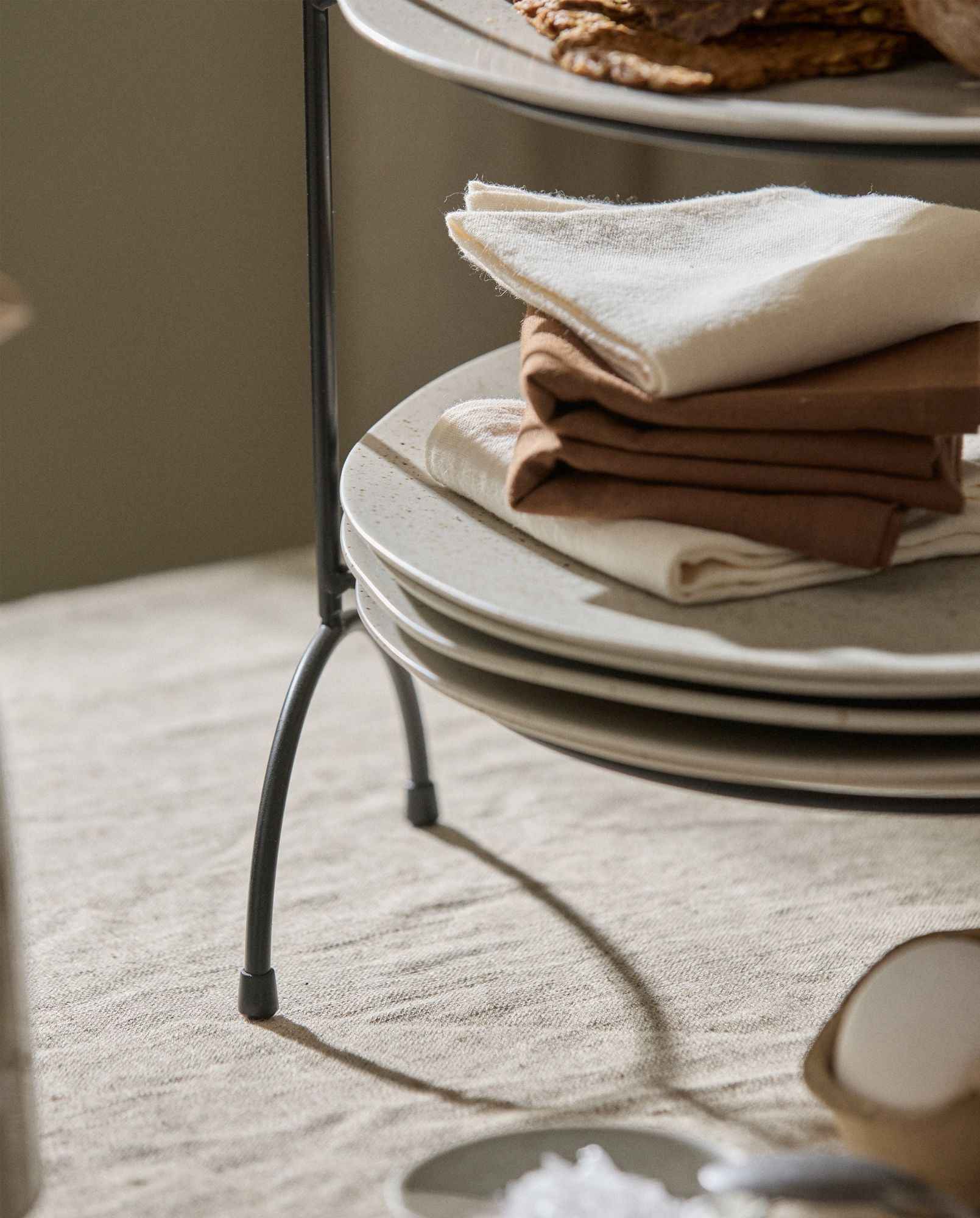 PRIMULA serving stand - black