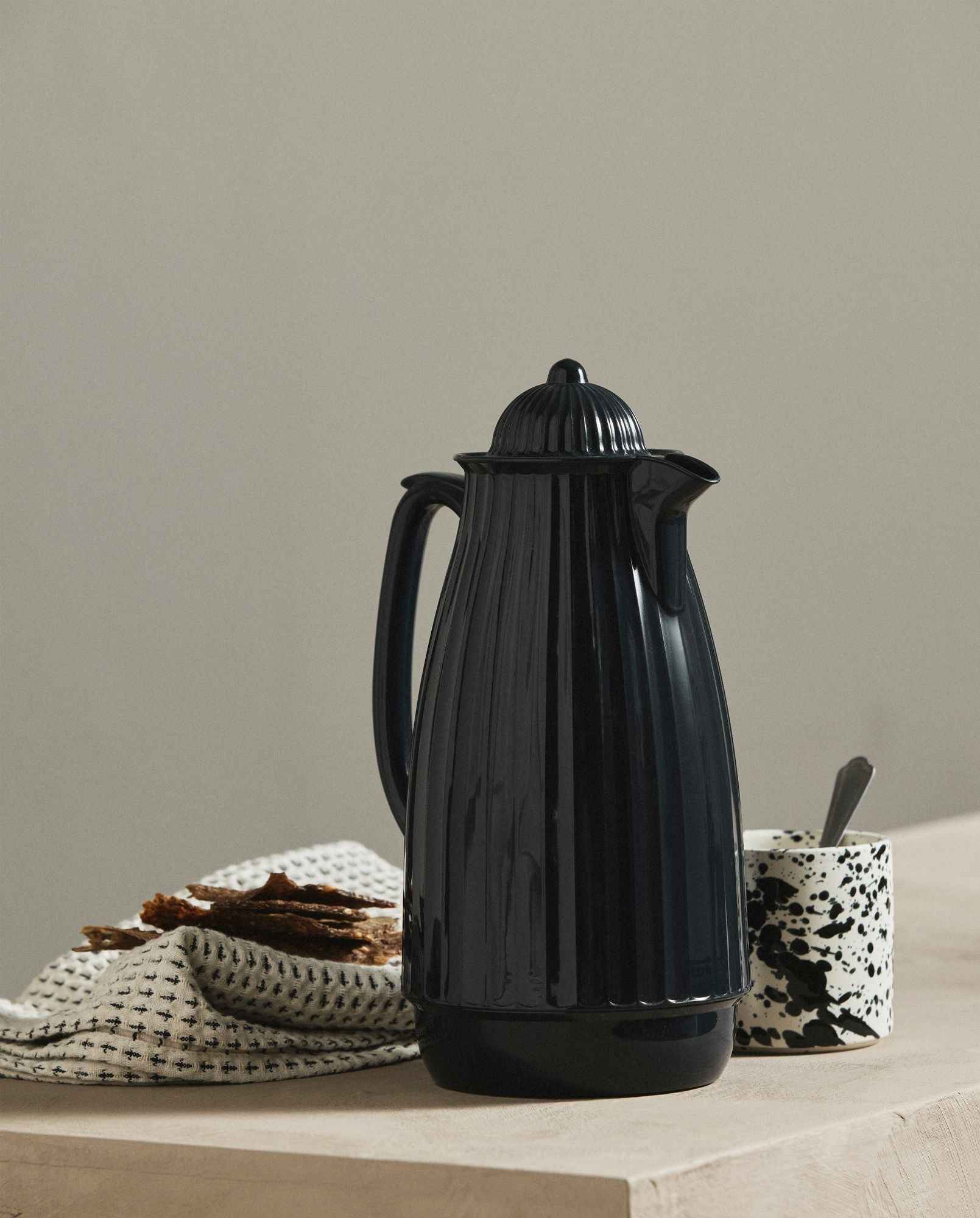 CARVI Thermos Jug - black