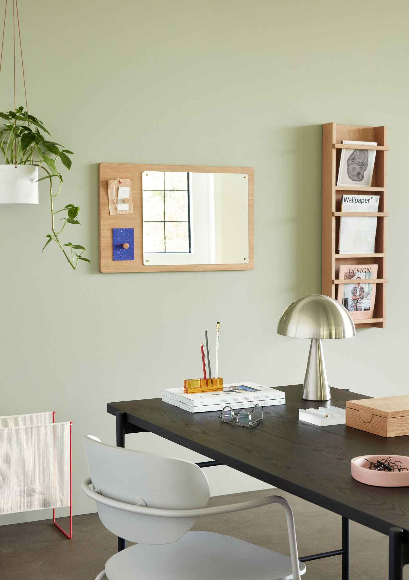 String Magazine Holder Red/White