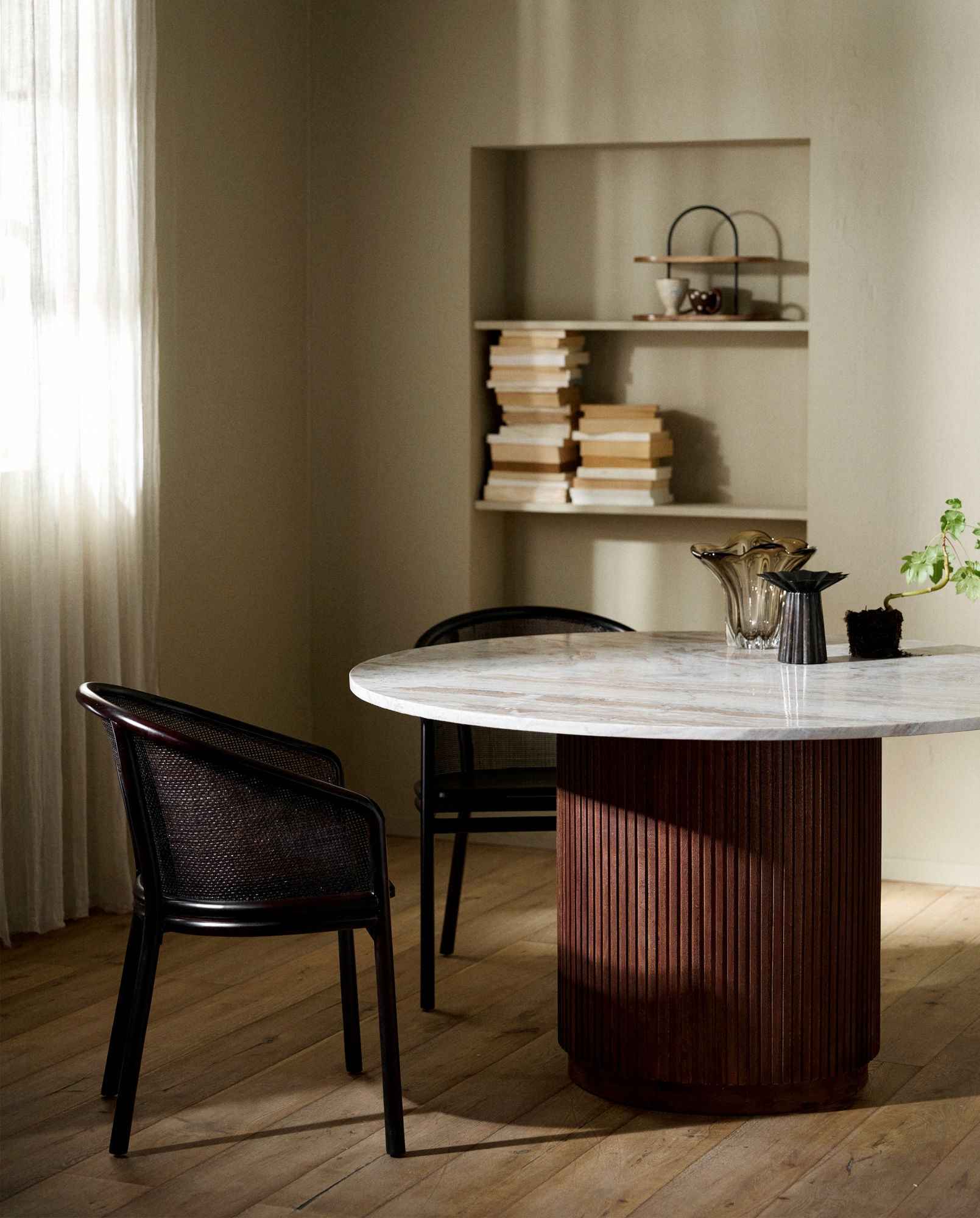 ERIE round dining table wood finish w. Ivory nature marble tabletop - Bambuá