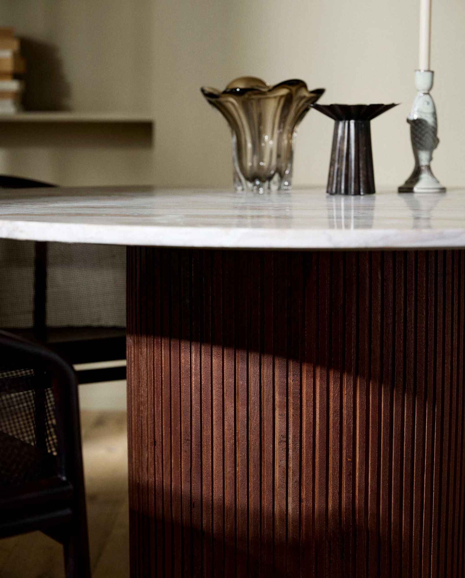 ERIE round dining table wood finish w. Ivory nature marble tabletop - Bambuá