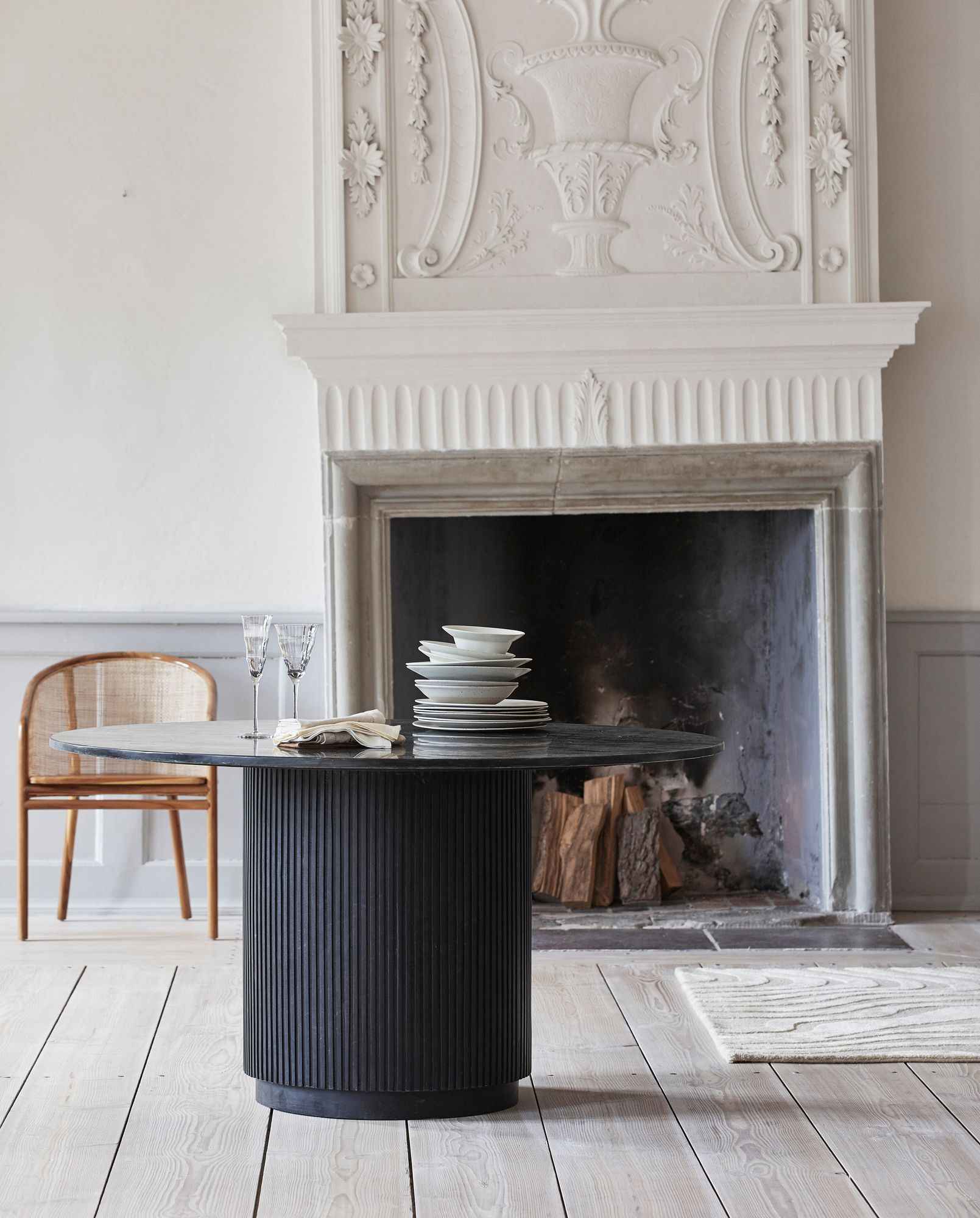 ERIE round dining table - black marble top