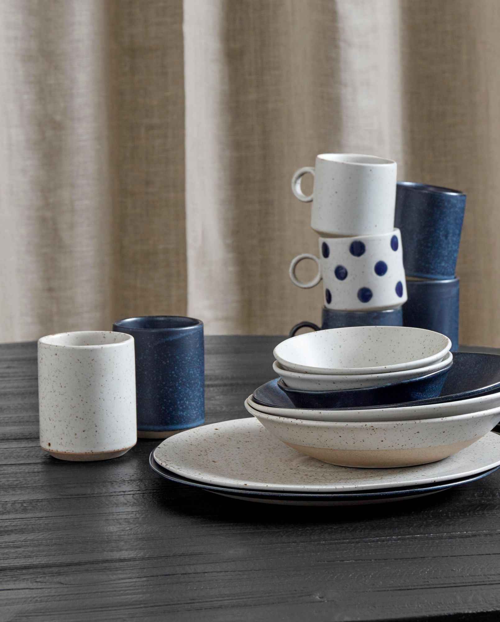 GRAINY dot cup w. handle, sand/dark blue