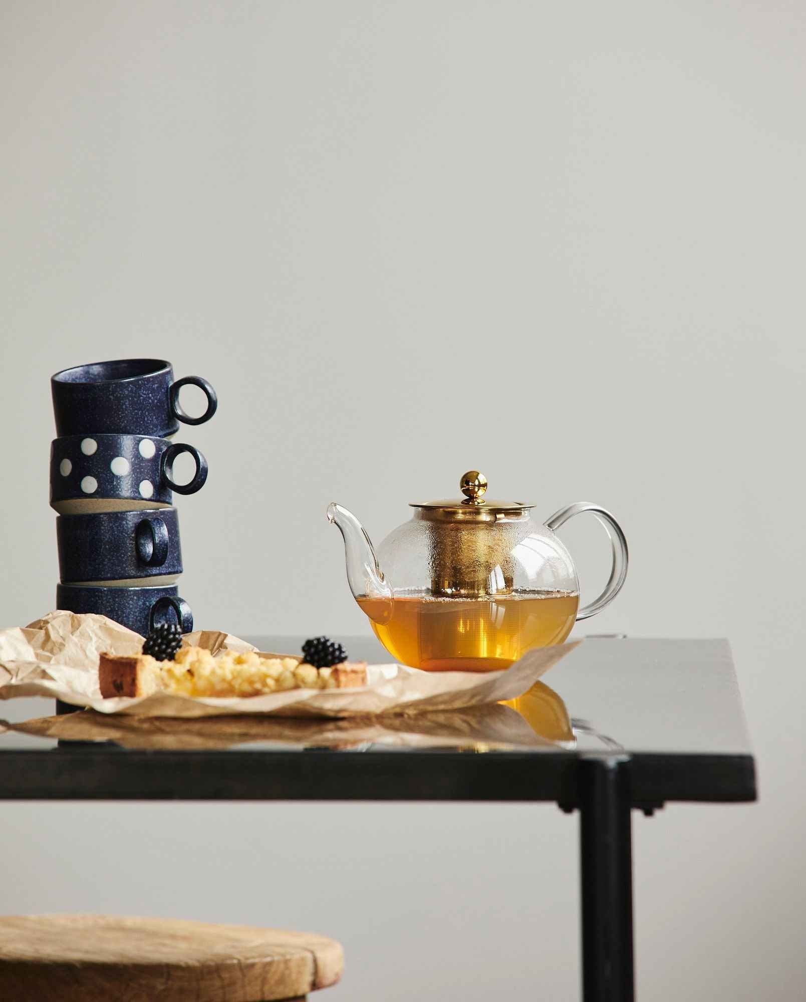 GRAINY tea cup w. handle, dark blue/sand