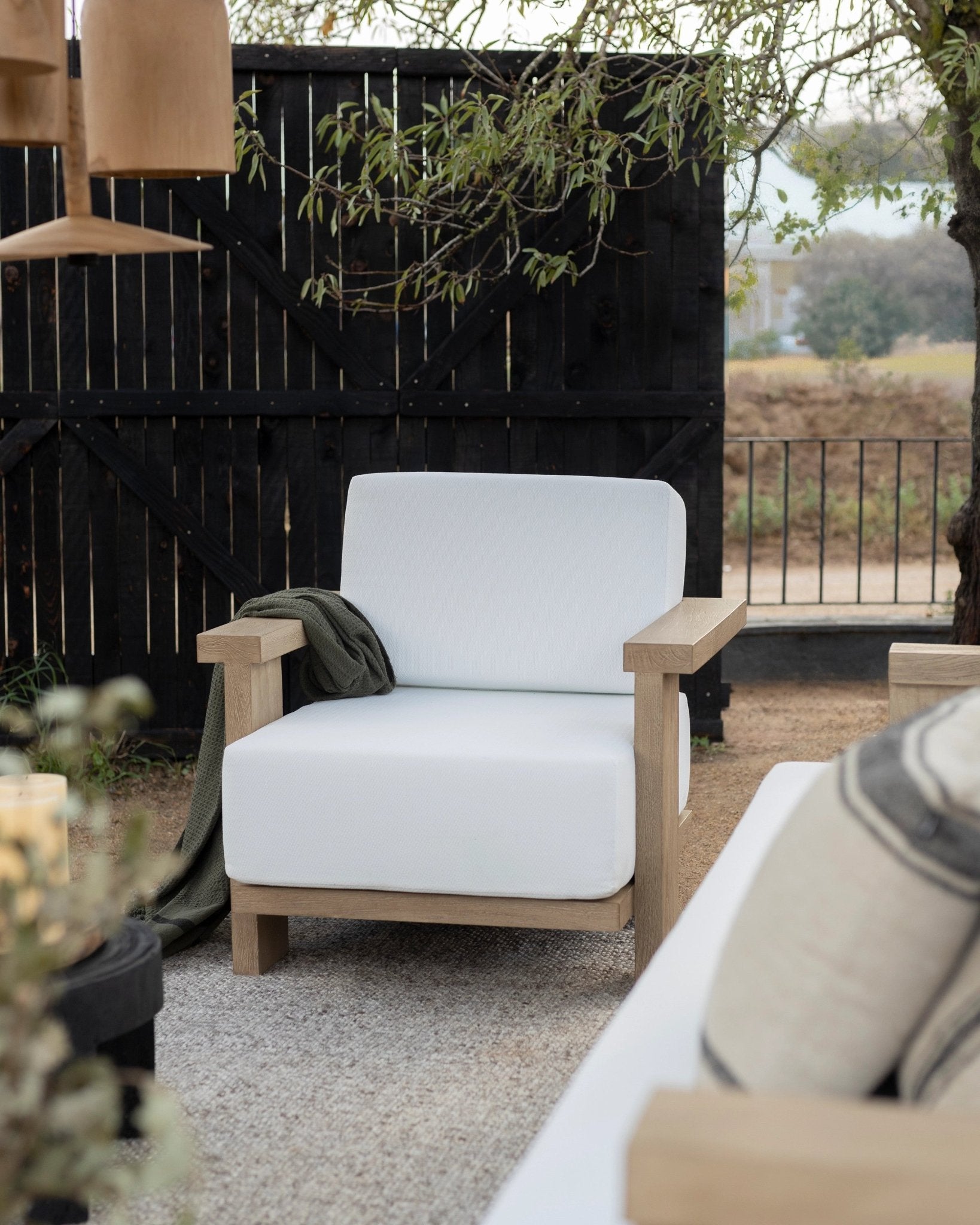 PANJANG 1 - seater outdoor sofa in teak wood and white upholstery - Bambuá